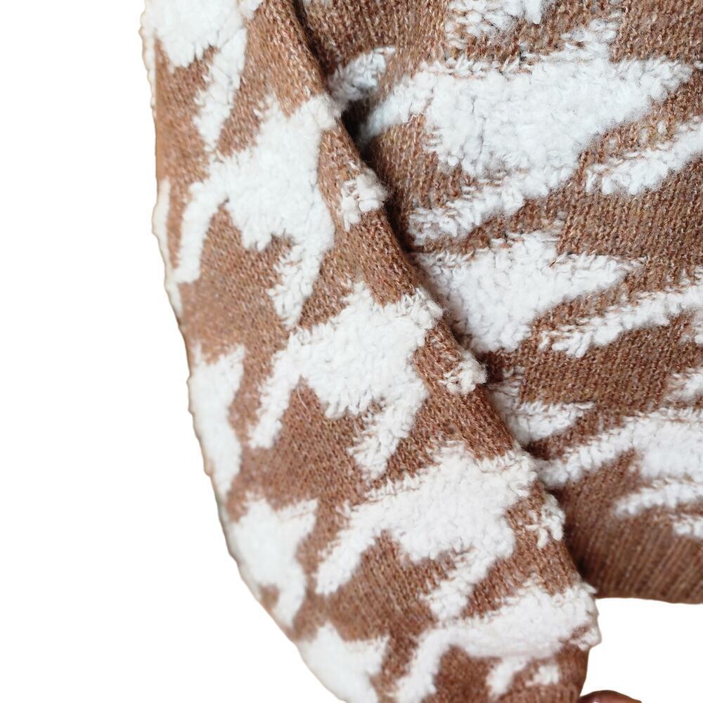 Line & Dot Houndstooth Sweater - Picture 6 of 16